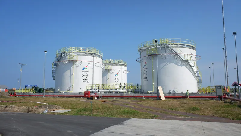 Вертикальные резервуары нефтебазы